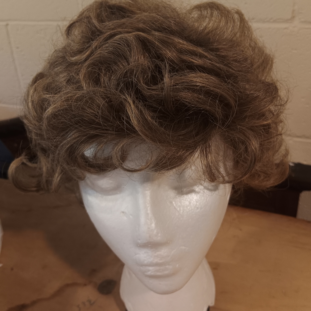 Voluminous Brown Wavy Wig with Natural Texture